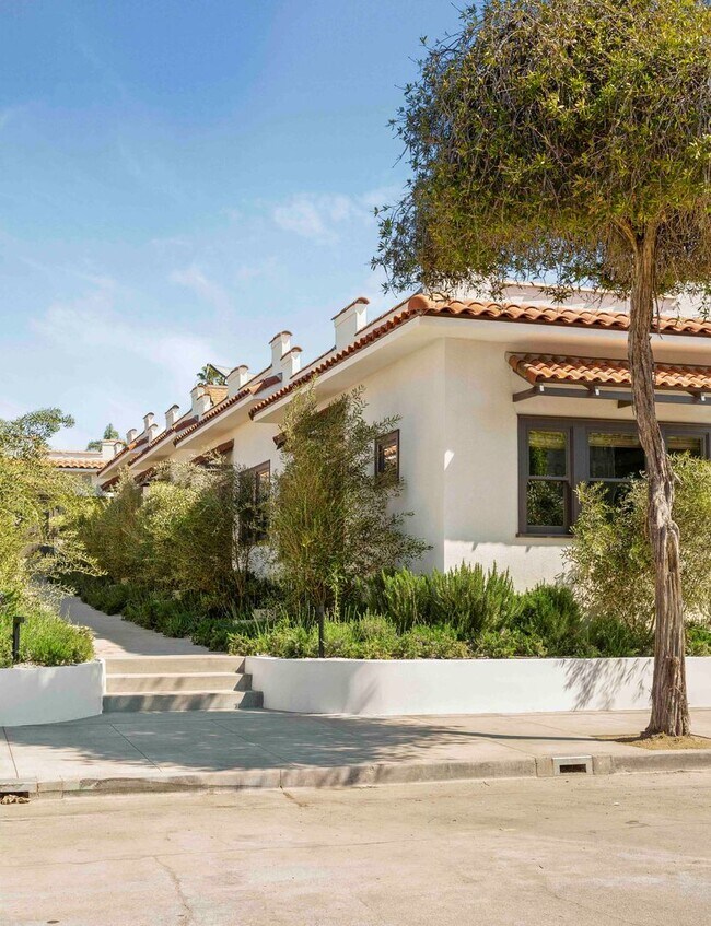 Building Photo - Beautiful 1 bed / 1 bath bungalow-style apartment now available!