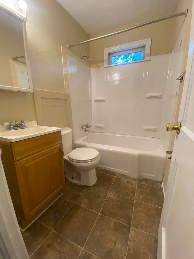 Building Photo - **AVAILABLE NOW** 3 Bedroom / 1 Bathroom H...