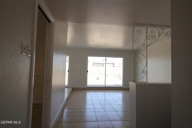 Building Photo - 317 Thunderbird Dr