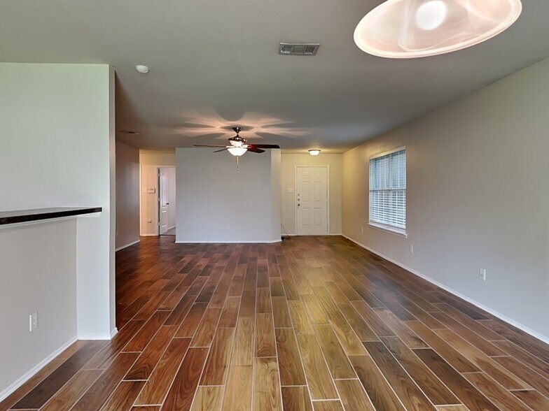 Building Photo - 219 Stable Dr