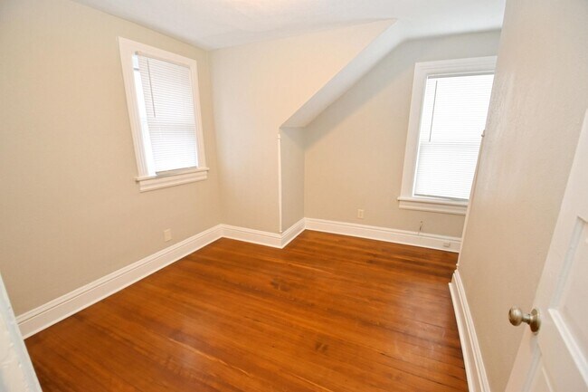 Building Photo - Close to Notre Dame, newly remodeled 3 bed...