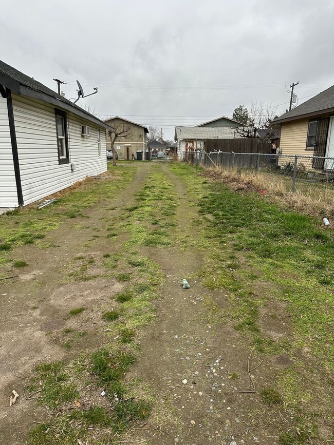 Building Photo - 805 S 5th Ave