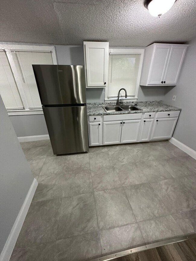 Building Photo - Fully Renovated 3/1.5 Available for Immedi...