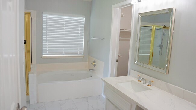 Building Photo - 3915 Summerfield Dr