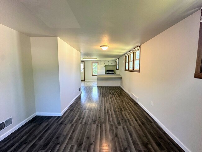 Building Photo - 1628 Deckner Ave