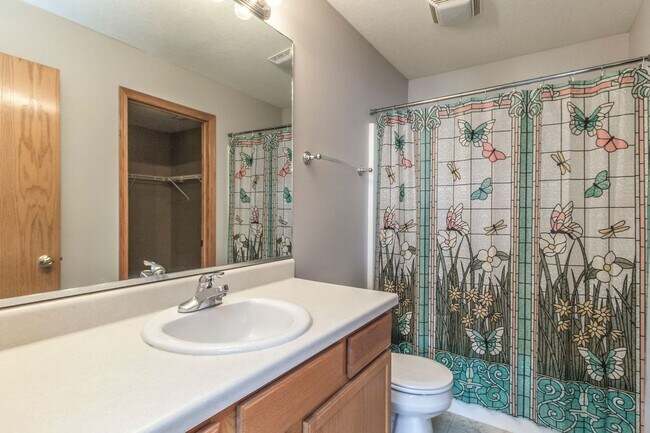 Building Photo - FANTASTIC LOCATION!! 3 Bed, 2.5 Bath Home in Waukee