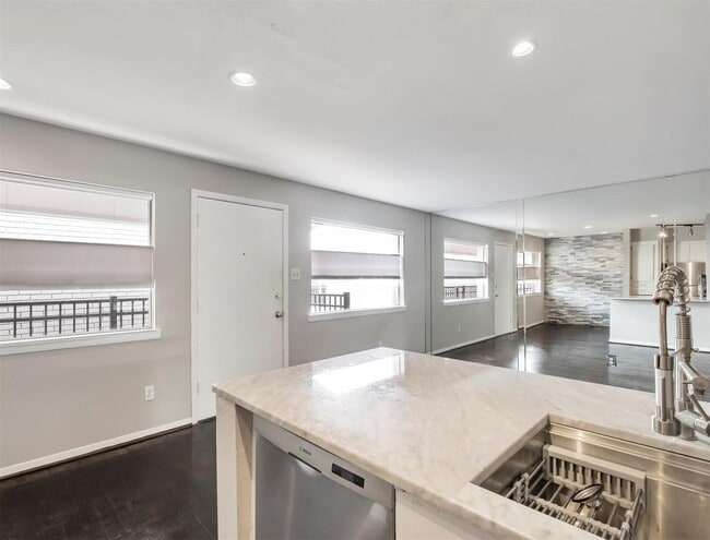 Building Photo - 309 Stratford St