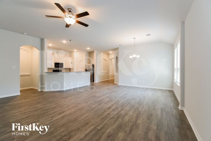Building Photo - 127 Lk Wy Cir