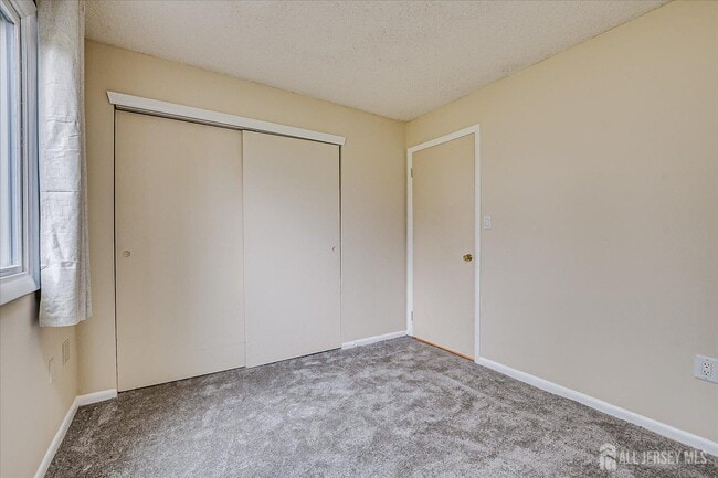 Building Photo - 211 Ravens Crest Dr