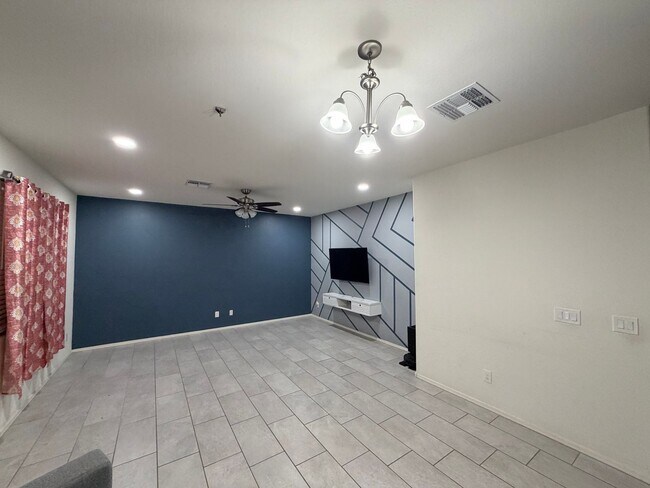 Building Photo - 3 bedroom 3 bath Home