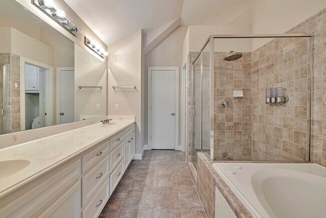 Building Photo - Modern Living Inside the Loop: Spacious, Stylish, Secure