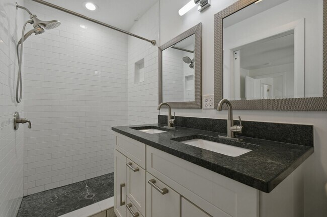 Building Photo - Midtown Tulsa | 4 Bed | 2 Bath | 2,010 SQFT