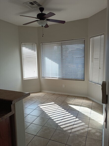 Dining area - 14634 W Ventura St