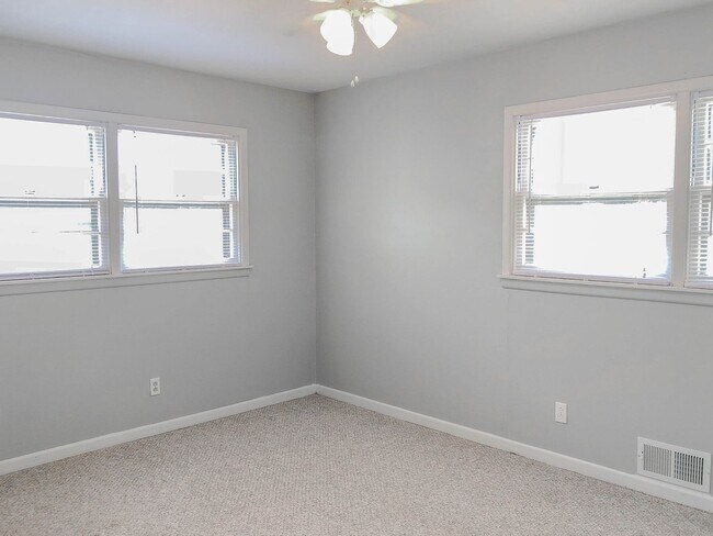 Building Photo - Pre-Leasing 3 bed 2 bath