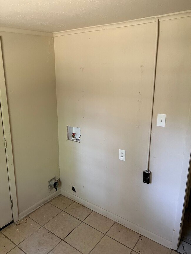 Building Photo - Large 3 bedroom, 2 bath with refrigerator!