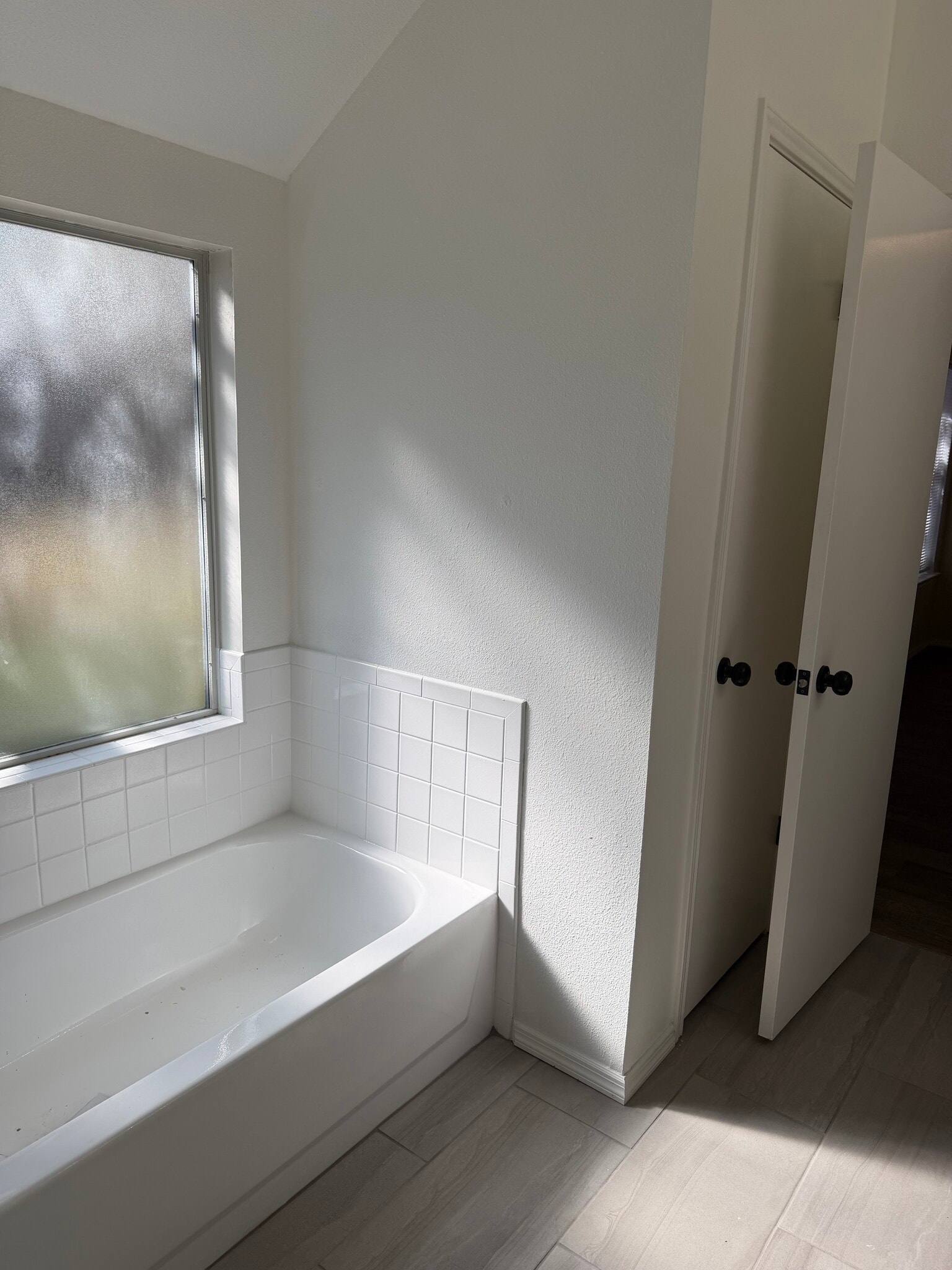 master bath tub - 8107 Valley Trl