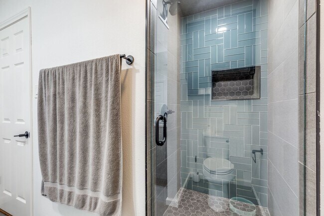 Building Photo - 3 Bed 2.5 Bath on Golf Course with Private Backyard