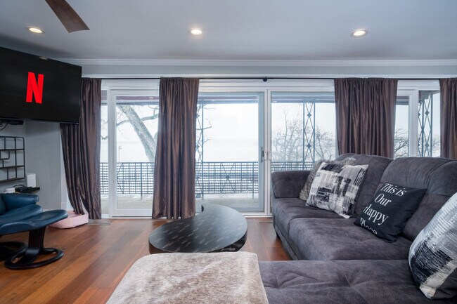 Building Photo - 10 N Pistakee Lake Rd