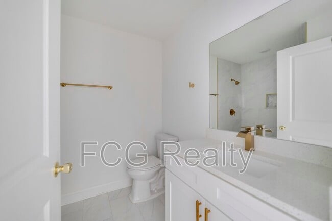 Building Photo - 417 St Johns Ln
