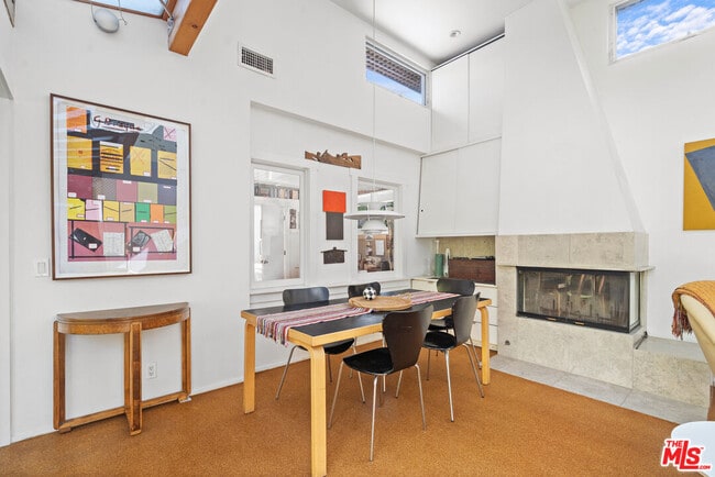 Building Photo - 648 Palms Blvd