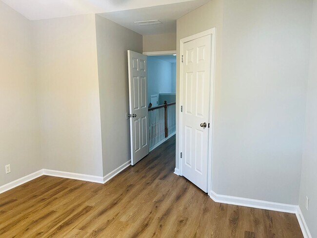 Building Photo - Wow! Check out this charming 3 bedroom 2.5...