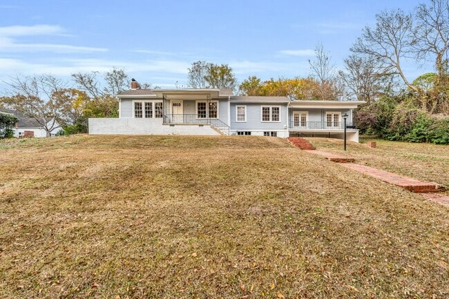 Building Photo - 905 8th Ave N