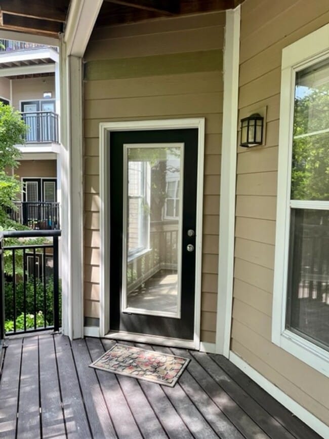 Building Photo - Large and quiet 1 BR 1 BA overlooking cour...