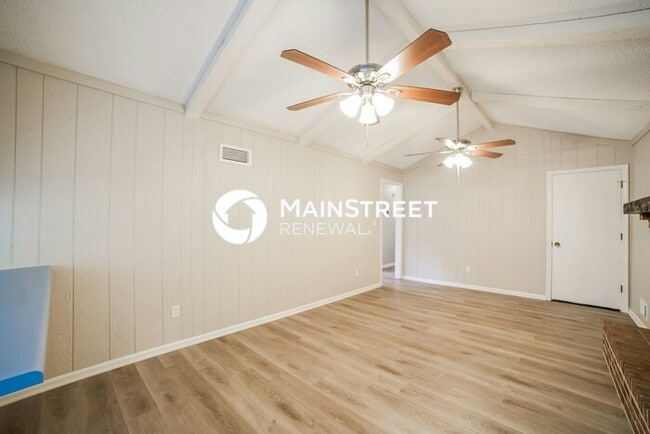 Building Photo - 3 Bedroom Pet-Friendly Home in INDEPENDENCE, MO with Main Street Renewal