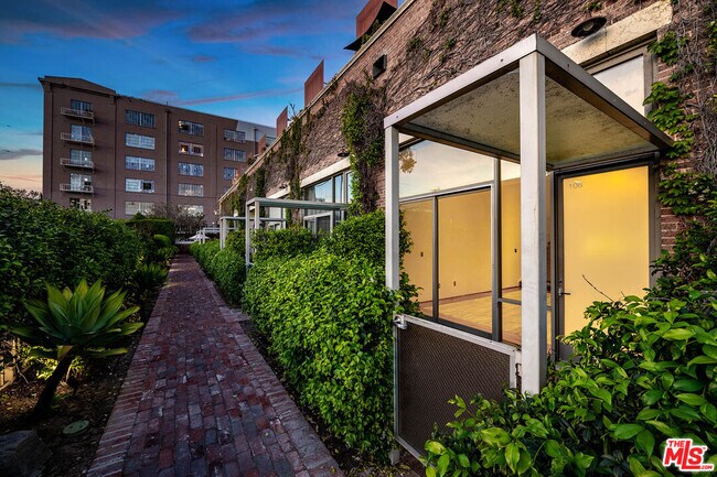 Building Photo - 1850 Industrial St