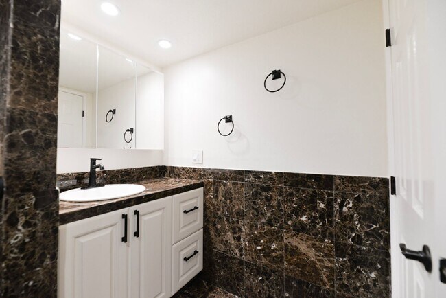 Building Photo - 412 Avenida Santa Barbara