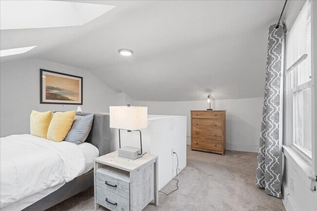 Building Photo - Renovated 3-bed, 2.5-bath house in Heart o...