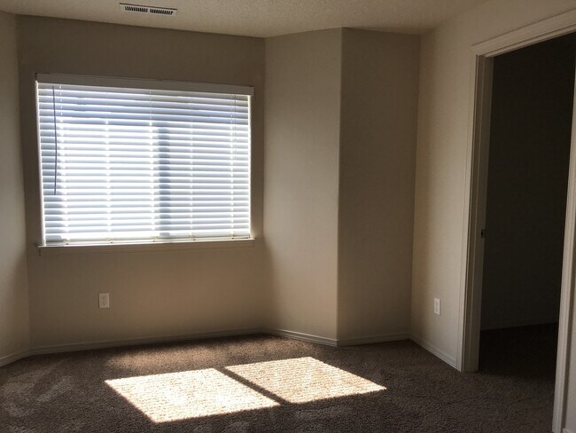 Building Photo - ONE MONTH FREE OF RENT!! Well Maintained, High Ceilings, Bonus Room, Great Location!