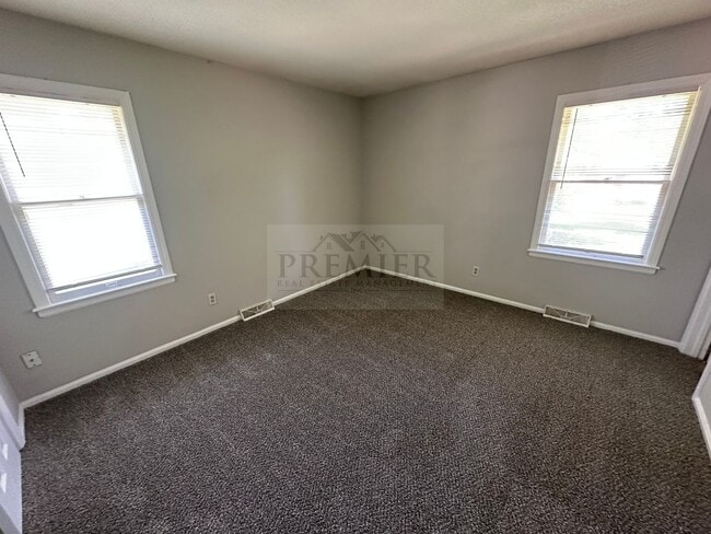 Building Photo - 4 bd/1.5 ba  house Rent $1475 -11808 Small...