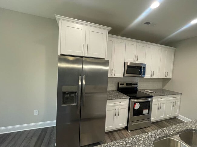 Building Photo - Room in House on Hanover Ct