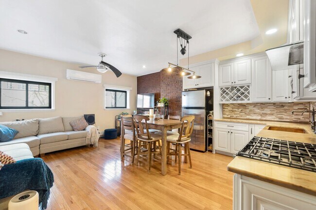 Building Photo - 603 1st St