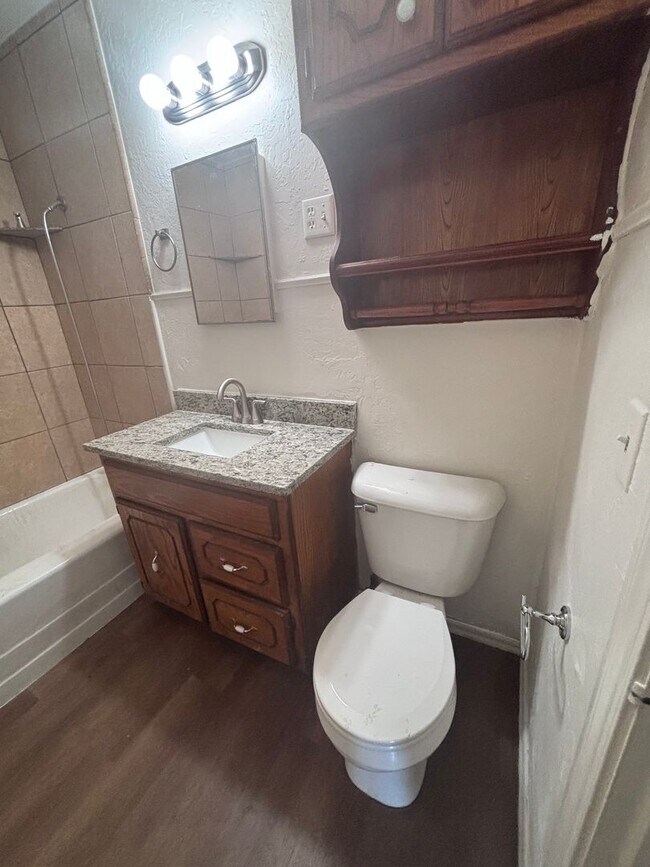 Building Photo - 2 Bed/1 bath home near Norman North