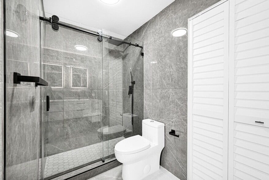 Building Photo - 4040 SW 108th Ave