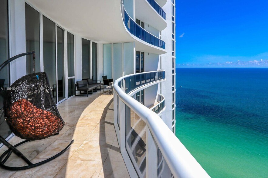 Primary Photo - 15901 Collins Ave