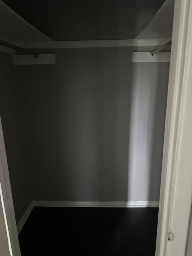 Building Photo - Nice 2 Bedroom 1 Bath Apartment above a salon. 1 Level