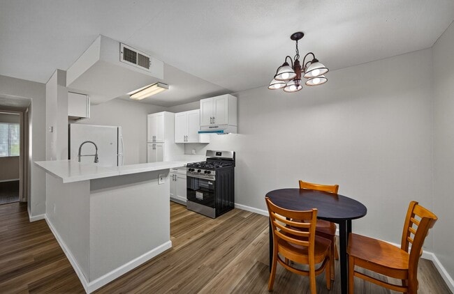 Building Photo - Updated 2 Bedroom Condo in Loma Linda