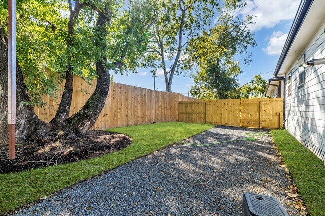 Building Photo - 3440 Bremond St