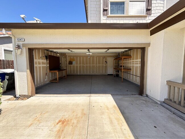 Building Photo - 1247 Jewel Flower Dr