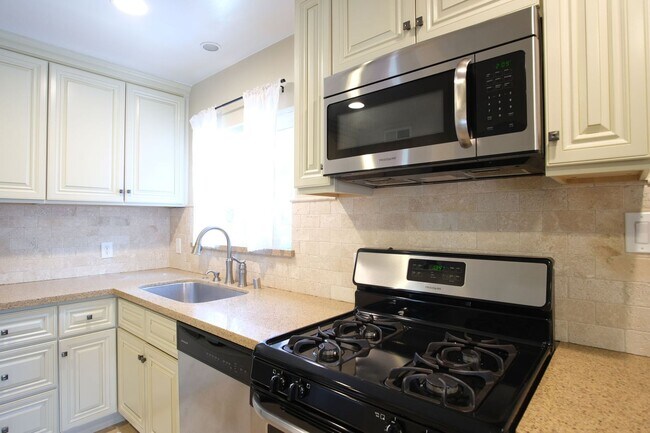 Building Photo - Charming 3-bedroom, 1-bathroom in Sacramento.