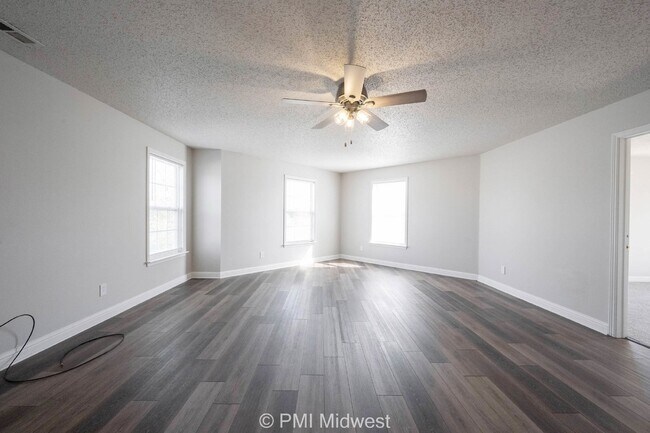 Building Photo - "Charming 3-Bedroom Home with 2.5 Baths and 2,125 Sq Ft in Greenfield, IN!"