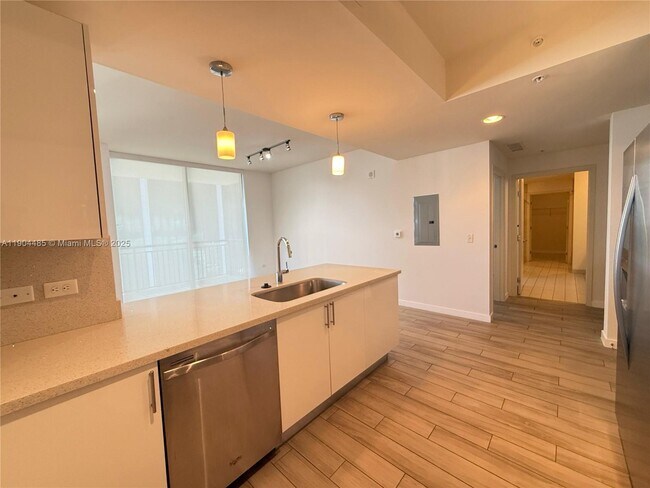 Building Photo - 999 SW 1st Ave