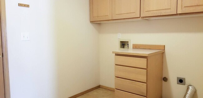 Building Photo - Refreshed and Move in ready 04/20/2026 - 4 bedrooms in Lacey - North Thurston School district.