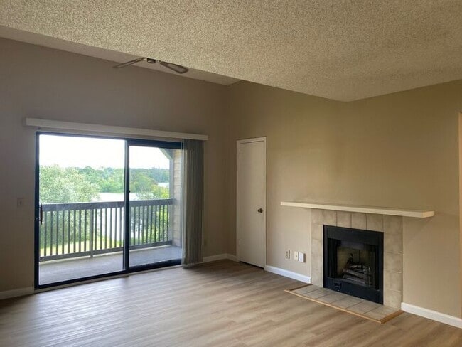 Building Photo - MOVE-IN SPECIAL!!!Charming 1-Bedroom Condo...