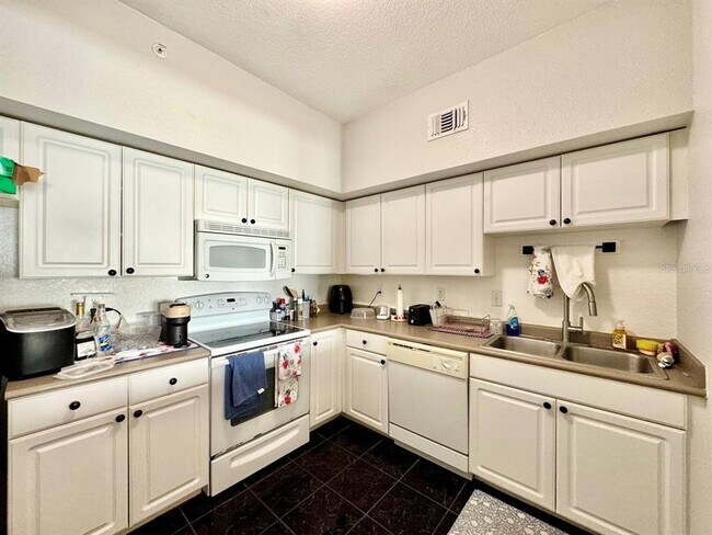 Building Photo - 410 S Armenia Ave