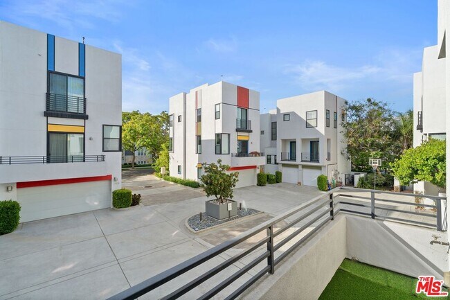 Building Photo - 12911 Bluff Creek Dr