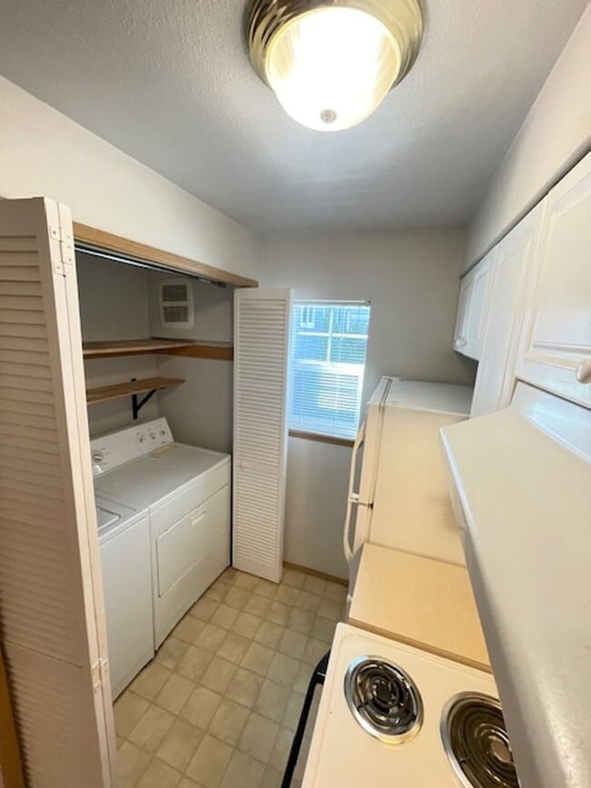 Building Photo - Charming and Spacious 3-Bedroom Townhome w...